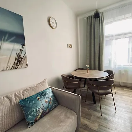 Moderni Apartman Vedle Divadla - Netflix, Wi-Fi Zdarma Pardubice Exterior photo